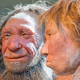 Dos modelos de neandertales expuestos en el Neanderthal Museum de Mettmann.